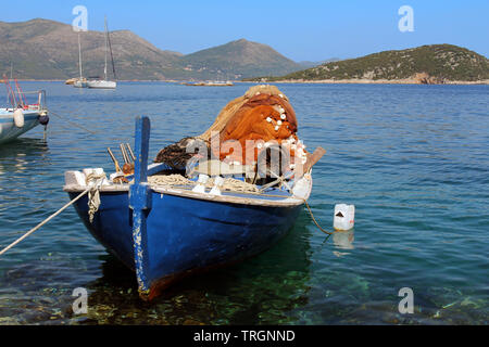 Ein typisches Fischerboot auf Sipan, Insel, der größten der Elaphiten, in der Nähe von Dubrovnik in der dalmatinischen Region Kroatien verankert. Stockfoto