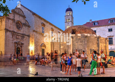 Dubrovnik, Kroatien - 19. Juli 2015: Nachtleben in der Altstadt von Dubrovnik, Kroatien, mit einem großen Brunnen von Onofrio, einer der alten Stadt Land Stockfoto