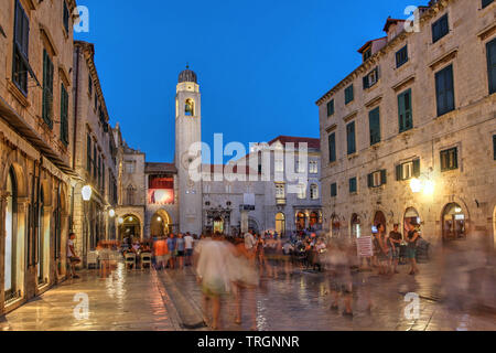 Street Scene entlang Stradun (Placa) in der Altstadt von Dubrovnik, Kroatien in der Nacht. Stockfoto