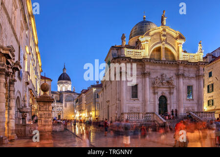 Street Scene mit Kirche von Saint Blaise in Dubrovnik, Kroatien in der Nacht. Von Dubrovnik Dom Dom im Hintergrund sichtbar. Stockfoto