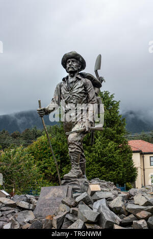 Bronze prospector Statue vor der Pioniere in Sitka, Alaska Stockfoto