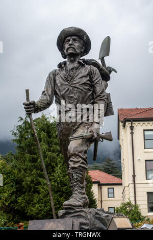 Bronze prospector Statue vor der Pioniere in Sitka, Alaska Stockfoto