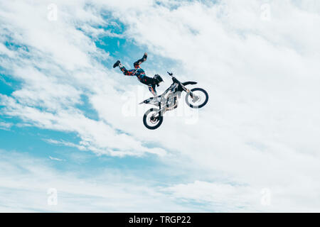 Freestyle Motorcross Sportler springen Dirtbike in den Wolken Stockfoto