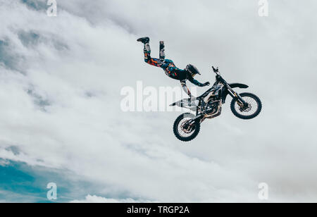 Freestyle Motorcross Sportler springen Dirtbike in den Wolken Stockfoto