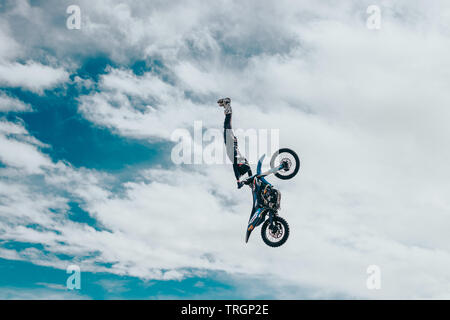 Freestyle Motorcross Sportler springen Dirtbike in den Wolken Stockfoto