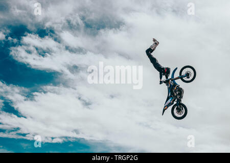 Freestyle Motorcross Sportler springen Dirtbike in den Wolken Stockfoto