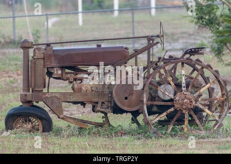 Alte antike Brach farm Traktor Stockfoto