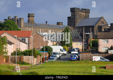 Holdforth Gärten in Leeds, ist eine Straße, die Sie auf dem Rücken zu HMP Armley Kategorie B Gefängnis. Stockfoto