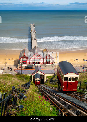 Blick von der Bergstation der Seilbahn Saltburn hydraulische Cliff Lift auf der Pier mit neuen Tracks nach Sanierung im Jahr 2018 Stockfoto