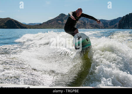 wake-Surfen wecken Surfer am See Stockfoto