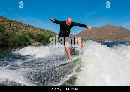 wake-Surfen wecken Surfer am See Stockfoto