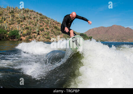 wake-Surfen wecken Surfer am See Stockfoto