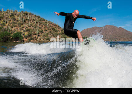 wake-Surfen wecken Surfer am See Stockfoto