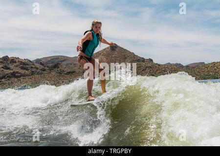wake-Surfen wecken Surfer am See Stockfoto
