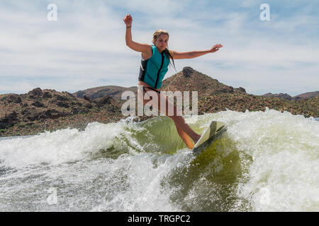 wake-Surfen wecken Surfer am See Stockfoto