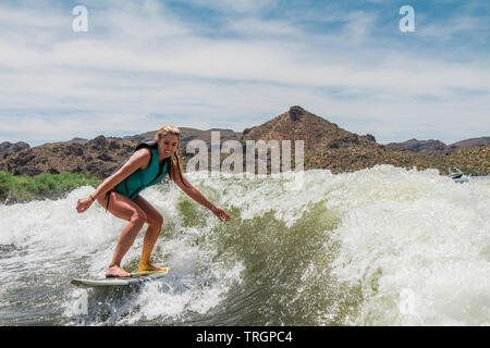 wake-Surfen wecken Surfer am See Stockfoto