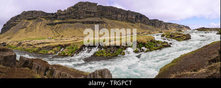 Panoramablick auf die lange Belichtung von Stromschnellen und kleinen Wasserfällen auf der Fossálar River im Süden Islands. Stockfoto