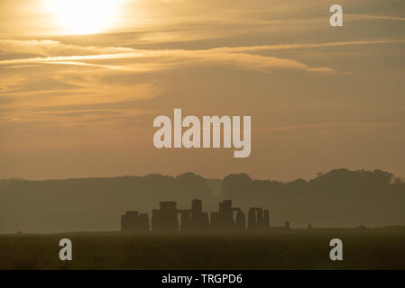Hazy Sunrise in Stonehenge, Großbritannien Stockfoto