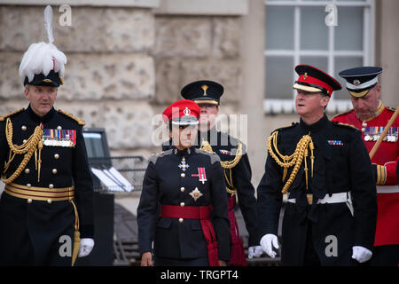 Horse Guards Parade, London, UK. 5. Juni 2019. Die jährlichen Abend militärische Musik spektakulär, Schlagen sich zurückzuziehen, statt mit Dame Kelly Holmes, Ehrenmitglieder Oberst des Royal Armoured Corps Training Regiment, wobei die Salute und von Major General Ben Batthurst (weiß gefiederten Hut) begleitet. Credit: Malcolm Park/Alamy Leben Nachrichten. Stockfoto