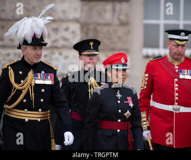 Horse Guards Parade, London, UK. 5. Juni 2019. Die jährlichen Abend militärische Musik spektakulär, Schlagen sich zurückzuziehen, statt mit Dame Kelly Holmes, Ehrenmitglieder Oberst des Royal Armoured Corps Training Regiment, wobei die Salute und von Major General Ben Batthurst (weiß gefiederten Hut) begleitet. Credit: Malcolm Park/Alamy Leben Nachrichten. Stockfoto