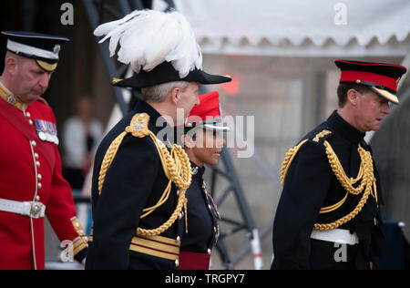 Horse Guards Parade, London, UK. 5. Juni 2019. Die jährlichen Abend militärische Musik spektakulär, Schlagen sich zurückzuziehen, statt mit Dame Kelly Holmes, Ehrenmitglieder Oberst des Royal Armoured Corps Training Regiment, wobei die Salute und von Major General Ben Batthurst (weiß gefiederten Hut) begleitet. Credit: Malcolm Park/Alamy Leben Nachrichten. Stockfoto