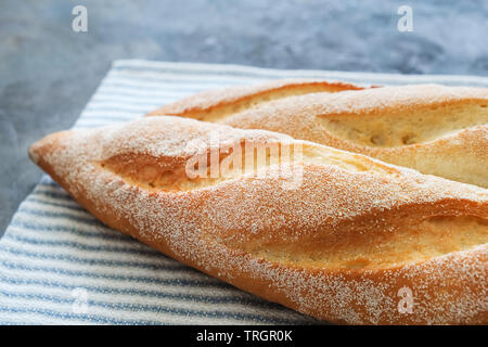 Zwei frisch gebackene Baguettes auf einer Leinwand Serviette. Stockfoto