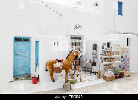 Souvenirläden in der charmanten Stadt Hora auf Mykonos, Kykladen. Eine der vielen griechischen Inseln. Stockfoto