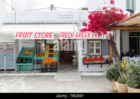 Eingang zum Obst Store auf der griechischen Insel Mykonos, Kykladen. Stockfoto