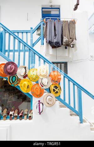 Souvenirläden in der charmanten Stadt Hora auf Mykonos, Kykladen. Eine der vielen griechischen Inseln. Wäsche hängt heraus in der Wohnung oben zu trocknen. Stockfoto