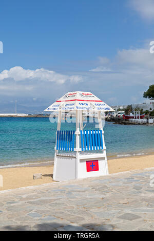 Eine leere Rettungsschwimmer stehen am Strand in der Stadt Chora, auf Mykonos. Stockfoto