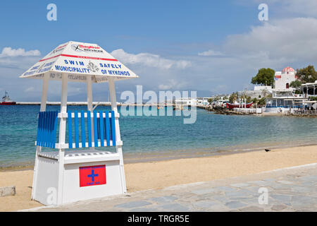 Eine leere Rettungsschwimmer stehen am Strand in der Stadt Chora, auf Mykonos. Stockfoto