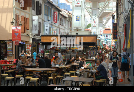 Food Street, eine lebendige, besetzt und überdachter Bereich mit Menschen an Tischen genießen Sie Erfrischungen und Speisen, Chinatown sitzt, Singapur Stockfoto