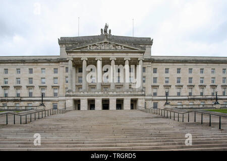 Die Vorderseite des Stormont, das Gebäude, in dem sich das Northern Ireland Assembly, die Schritte des Stormont an der Vorhalle und die vordere Fassade, Stockfoto