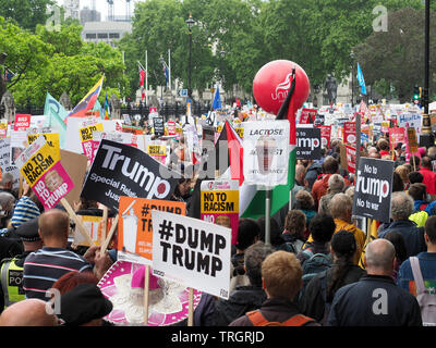 Massen von Menschen im Parlament Platz gegen den Besuch von Präsident Donald Trump nach London protestieren im Juni 2019 Stockfoto