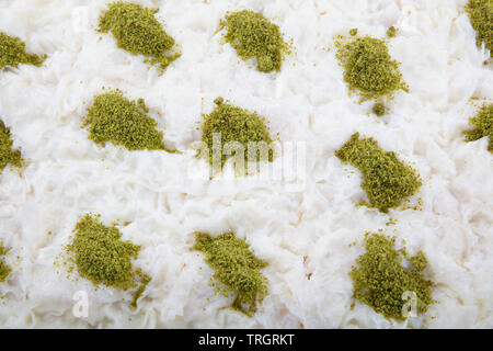 Türkisch und Arabisch traditionellen Ramadan Dessert Gullac mit geriebenem Pistazien auf die eine muslimische Dessert aus Milch, Granatapfel und eine spezielle Stockfoto