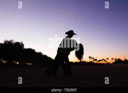 Country Familie im Sonnenuntergang tanzen und springen Stockfoto