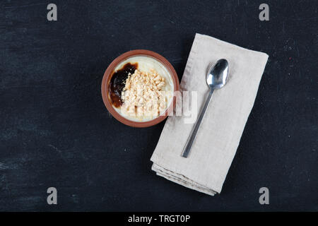 Gebackener Reis Pudding türkisches Dessert sutlac; Milchreis türkischen Milch Nachtisch sutlac in irdenen Kasserolle. Stockfoto