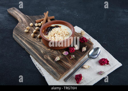 Gebackener Reis Pudding türkisches Dessert sutlac; Milchreis türkischen Milch Nachtisch sutlac in irdenen Kasserolle. Stockfoto