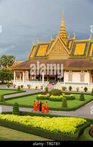 Buddhistische Mönche wandern vorbei an der Phochani Pavillion, Royal Palace, Phnom Penh, Kambodscha, Indochina, Südostasien, Asien Stockfoto