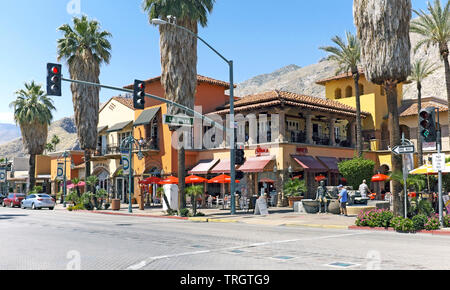 Kleine und mittlere Unternehmen entlang Palm Canyon Drive in der Innenstadt von Palm Springs, Kalifornien, USA. Stockfoto