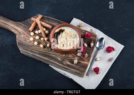 Gebackener Reis Pudding türkisches Dessert sutlac; Milchreis türkischen Milch Nachtisch sutlac in irdenen Kasserolle. Stockfoto