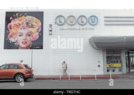 Ein Paar spaziert auf der W. Arena Road im Stadtzentrum von Palm Springs, Kalifornien, USA. Stockfoto