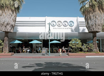 Lulu California Bistro Restaurant im Innen- und Außenbereich am Palm Canyon Drive im Stadtzentrum von Palm Springs, Kalifornien, USA. Stockfoto