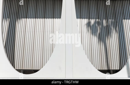 Der Schatten einer Palme wird auf die moderne Architektur der Mitte des Jahrhunderts des historischen Chase Bank Gebäudes in Palm Springs, Kalifornien projiziert. Stockfoto