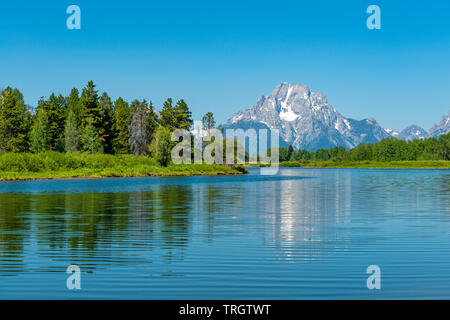 Die majestätischen Gipfel der Grand Tetons mit einer Reflexion in der Snake River durch die Oxbow Bend, Grand Teton National Park, Wyoming, USA. Stockfoto