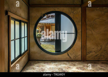 Innenhof durch das Runde Fenster in die kaiserliche Villa Tamozawa gesehen Stockfoto