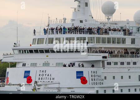 Das Kreuzfahrtschiff MS Boudicca, Chartered D Tag Veteranen auf die Strände der Normandie zu tragen, Blätter Portsmouth, Großbritannien am 5/6/19 von Marineschiffen begleitet. Stockfoto