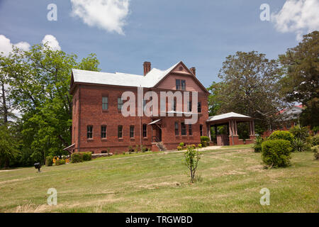 Die Eichen, Booker T. Washington Home, roter Ziegelstein drei Geschichte Queen Anne Revival Stil Haus umgeben von einem üppigen, grünen Rasen in Tuskegee Institut in AL umgeben Stockfoto