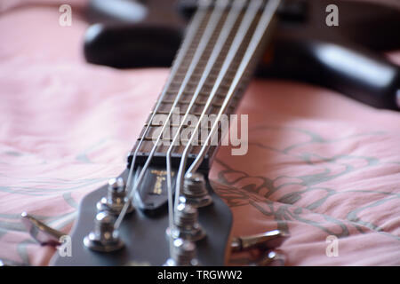 5 Saiten Black Bass Gitarre Stockfoto