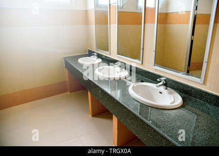 Waschen Waschbecken Waschbecken und Spiegel in Das weiße Bad an öffentlichen Wc Stockfoto